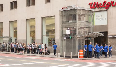 Trasformano un ascensore in un Apple Store: è successo davvero