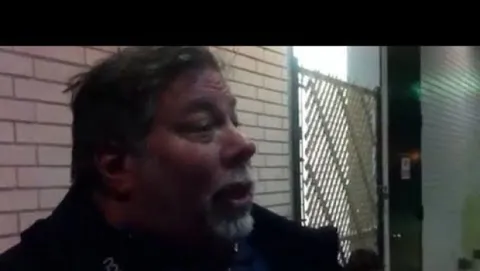 Steve Wozniak in fila all'Apple Store di Los Angeles