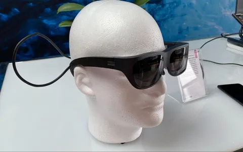 Ecco Lenovo Glasses T1, gli occhiali che indossati diventano un grande schermo per fare tutto