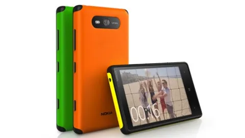 Nokia Lumia 820, cover rugged e per ricarica wireless