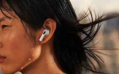 Apple aggiorna le AirPods: Isolamento vocale, gaming e più interazione con Siri