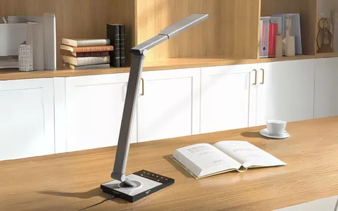 IDEA REGALO: Lampada da scrivania con ricarica USB a prezzo BASSISSIMO!