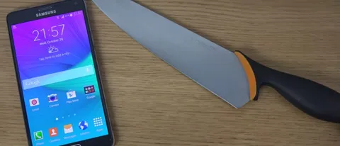 Il Samsung Galaxy Note 4 usato con un coltello