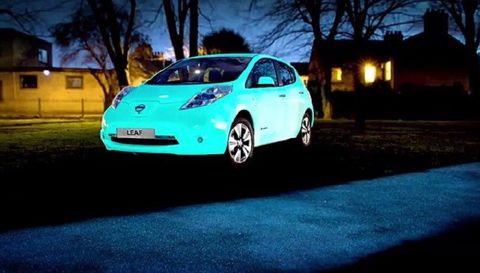 Nissan Leaf: la vernice si illumina al buio