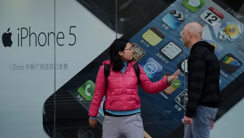 Tim Cook: visita in Cina per sollevare le vendite di iPhone