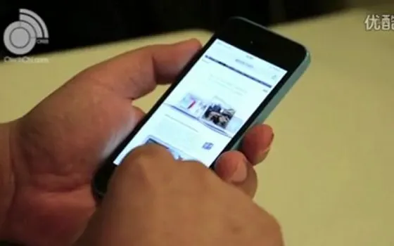 iPhone 5C blu, acceso e funzionante in un video