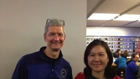 Tim Cook in visita all'Apple Store di Pechino