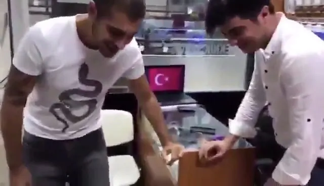 Turchia VS. Trump: Distruzione iPhone