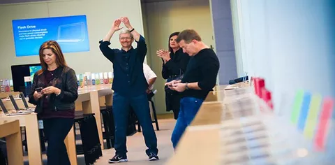 Tim Cook a sorpresa a Palo Alto per iPhone 5S e 5C