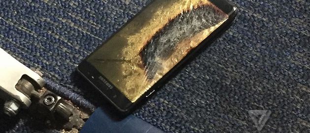 Il Galaxy Note 7 buttato sul pavimento dell'aereo.