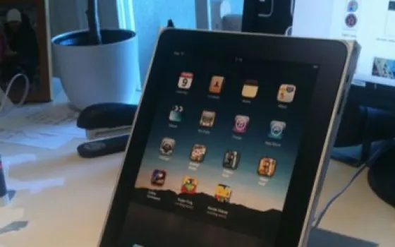 Per ingannare l'attesa un iPad fatto di carta o con i Lego