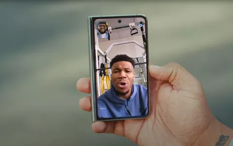 Google Pixel Fold svelato in anteprima in un'inedita pubblicità NBA [video]