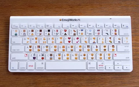 Emoji Keyboard, la tastiera fisica per chattare (solo) con Emoticon