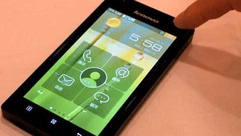 CES 2012: Lenovo K800, primo smartphone con Intel Medfield