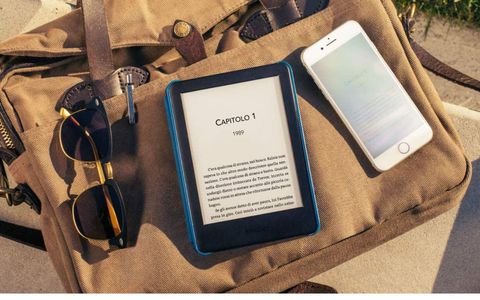 Appena 59€ per il Kindle di Amazon con luce integrata: prezzo SHOCK