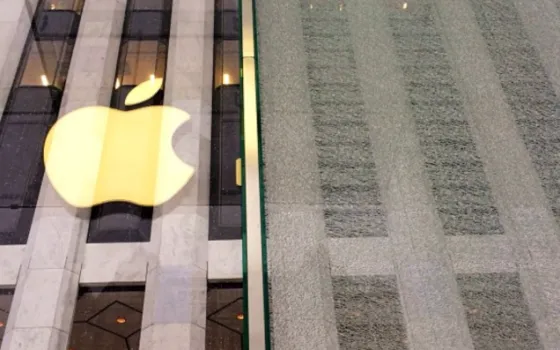 Apple Store sulla 5th Avenue: spalaneve frantuma uno dei vetri