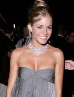 Sienna Miller testimonial del nuovo BL40 Chocolate di LG