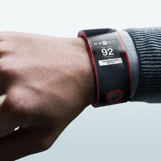 Nissan, l'orologio che collega auto e conducente