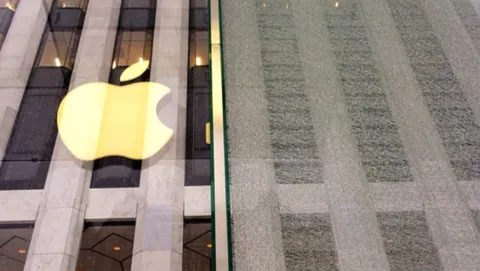 Apple Store sulla 5th Avenue: spalaneve frantuma uno dei vetri