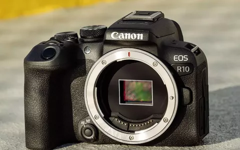 Fotocamera mirrorless Canon EOS R10: 240 euro di sconto immediato su Canon Store