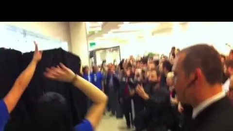 iPad 2: il video dell'apertura del telo a Roma Est (Aggiornato con il lancio a Belfast in UK)