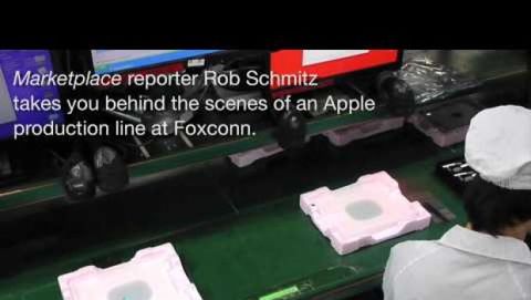Un reporter filma il tour all'interno dello stabilimento Foxconn in cui si producono iPad