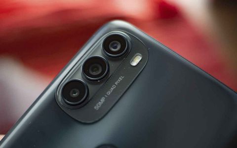 Fotocamera BOMBA, 5G e display OLED: il prezzo del Motorola g71 va in FRANTUMI