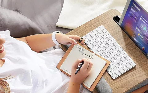 Scrivania portatile per laptop: la soluzione GENIALE per studenti e home office costa 25€