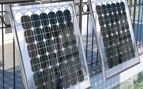Questo kit fotovoltaico da balcone è una BESTIA: lo attacchi alla presa e funziona subito