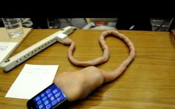 Il cordone ombelicale per iPhone di Mio I-zawa