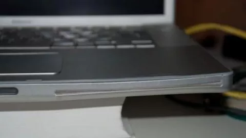 MacBook Pro funziona dopo essere stato schiacciato dalle ruote di un'auto