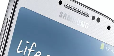 Apple sale, Samsung scende: la borsa con Galaxy S4