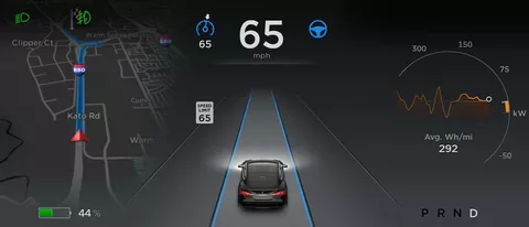 Tesla, la guida autonoma in un update