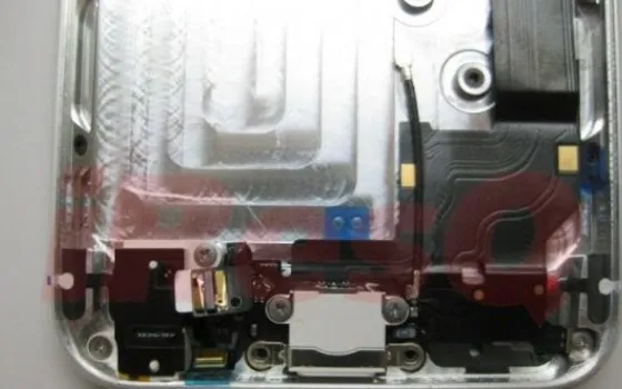 La foto delle componenti di iPhone 5 assemblate