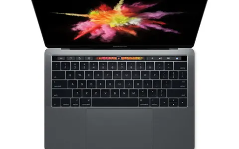 MacBook Pro con Touch Bar, riportati casi di “suoni preoccupanti” dalla scocca