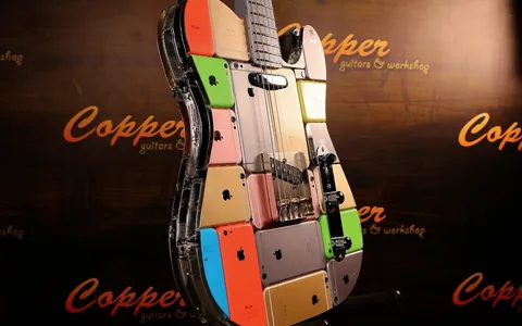 Una chitarra elettrica fatta con 106 iPhone (e funziona pure!)