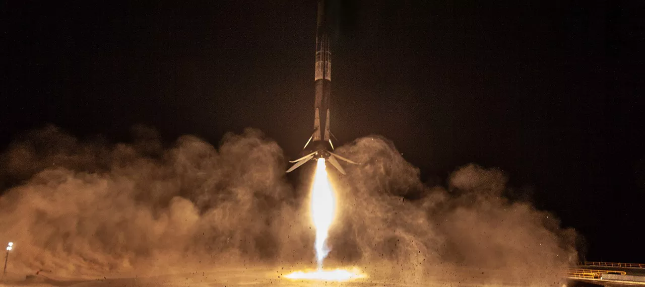 SpaceX, missione riuscita: atterrato Falcon 9