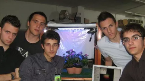 Cinque studenti italiani inventano l'orto che si cura da iPhone
