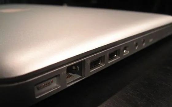 Lo spacchettamento del nuovo MacBook
