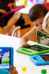 Bambini & iPhone: troppo smartphone fa male? La scienza dice no
