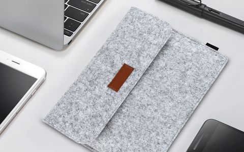 Custodia MacBook in feltro con tasche extra a METÀ PREZZO