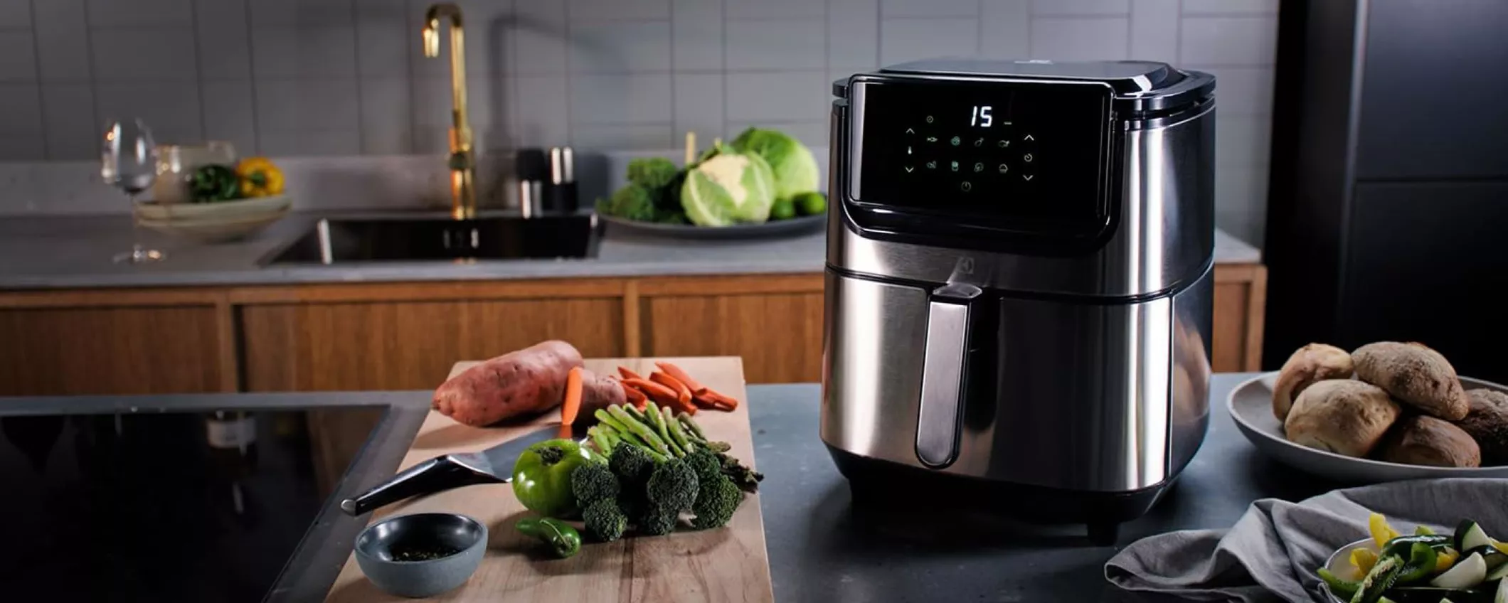 Friggitrice ad aria Electrolux con design compatto a meno di 80€ (Amazon)