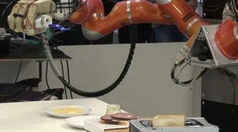 James e Rosie: i robot che preparano sandwich e popcorn