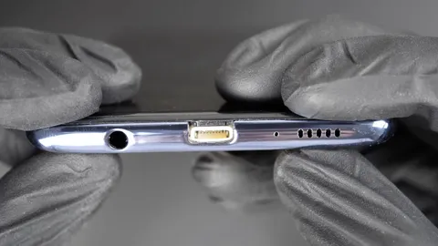 Android con porta Lightning: il video dell'incredibile hack