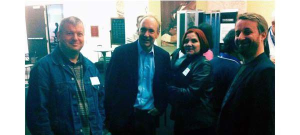La foto scattata ieri sera al Computer History Museum. Steve Faulkner insieme a sir Tim Berners-Lee, componenti del gruppo W3C che ha emanato gli standard dell'HTML5.