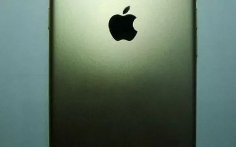 iPhone 7, foto del presunto modello base e della confezione