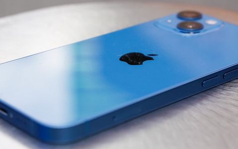 iPhone 13 (Azzurro), il prezzo crolla al minimo storico: sconto ESAGERATO