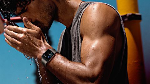 Apple Watch resistente all'acqua, lo prova Tim Cook facendosi la doccia