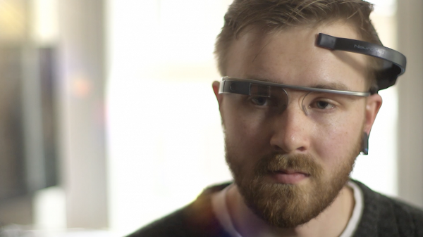 Un utente utilizza i Google Glass con MindRDR
