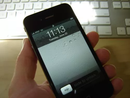 iPhone 4: in Italia il 30 luglio con 3, Vodafone e TIM